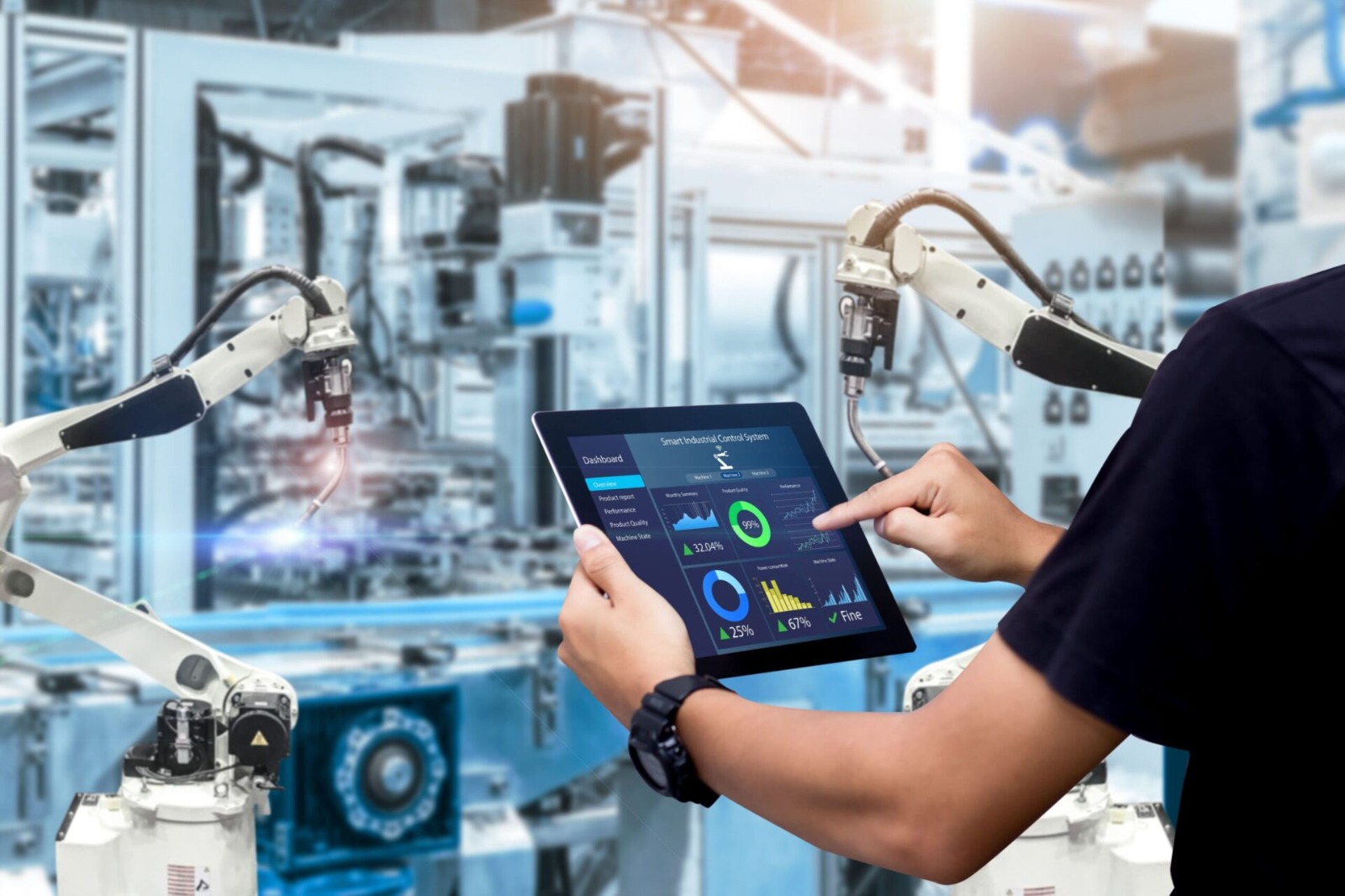 Mühendis tablet üzerinden robotik hattı izliyor