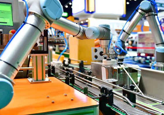 Üretim hattında servo kontrollü robotik kol